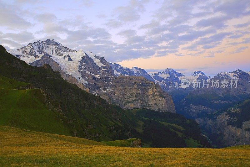 少女，Mönch, Lauterbrunnen和Grindelwald瑞士阿尔卑斯山黎明从曼尼奇